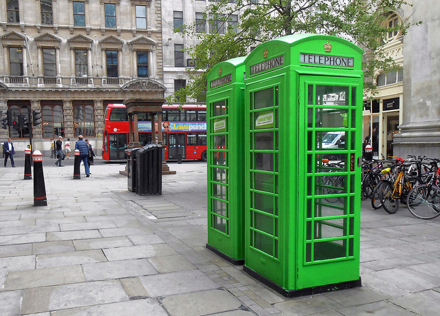 ロンドン名物赤い電話ボックスが緑色の携帯充電ステーションに大変身 カラフルしている W